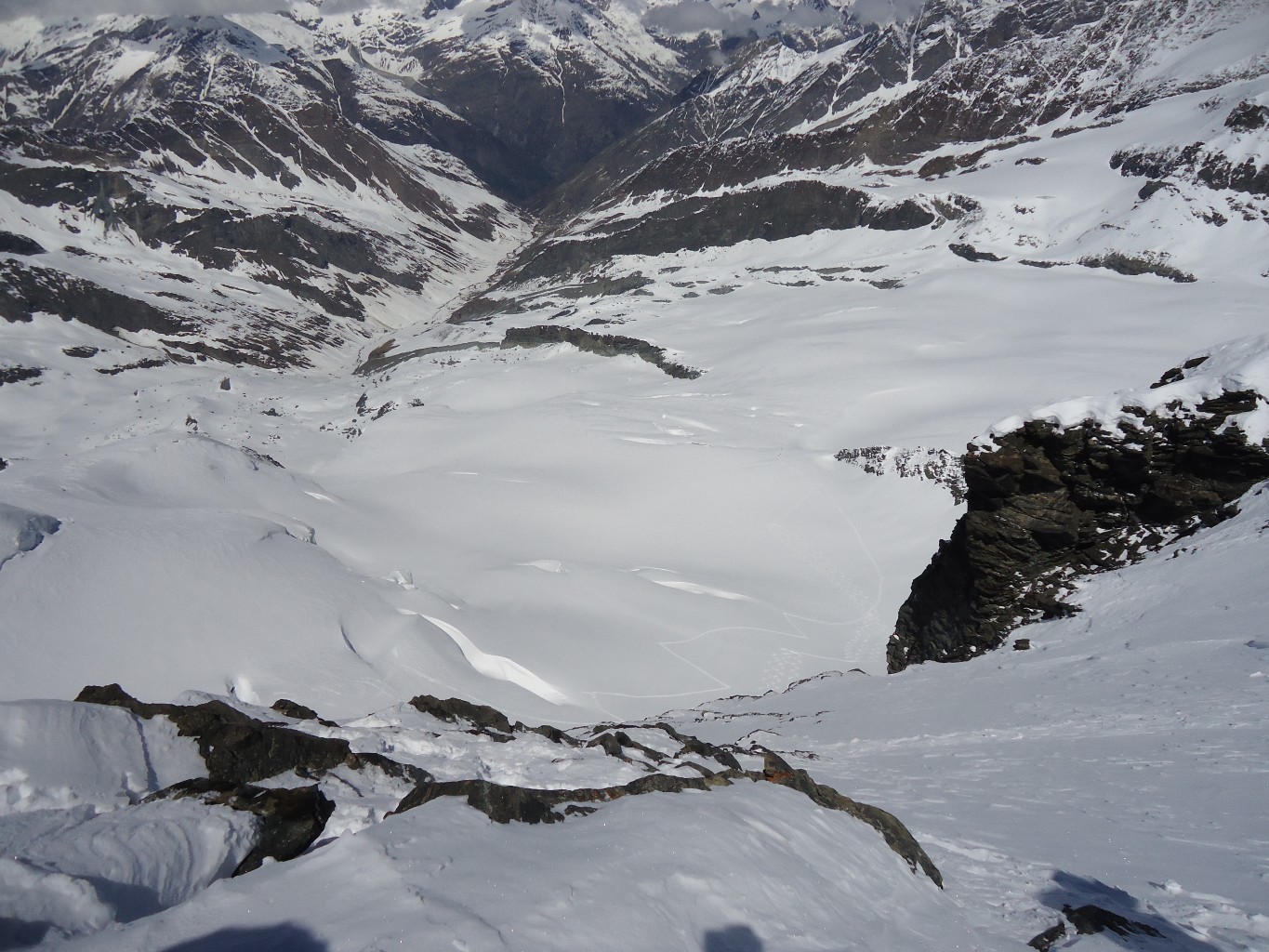 Rimpfischhorn: dalla cresta, il lungo percorso fatto, con il lontano fondovalle