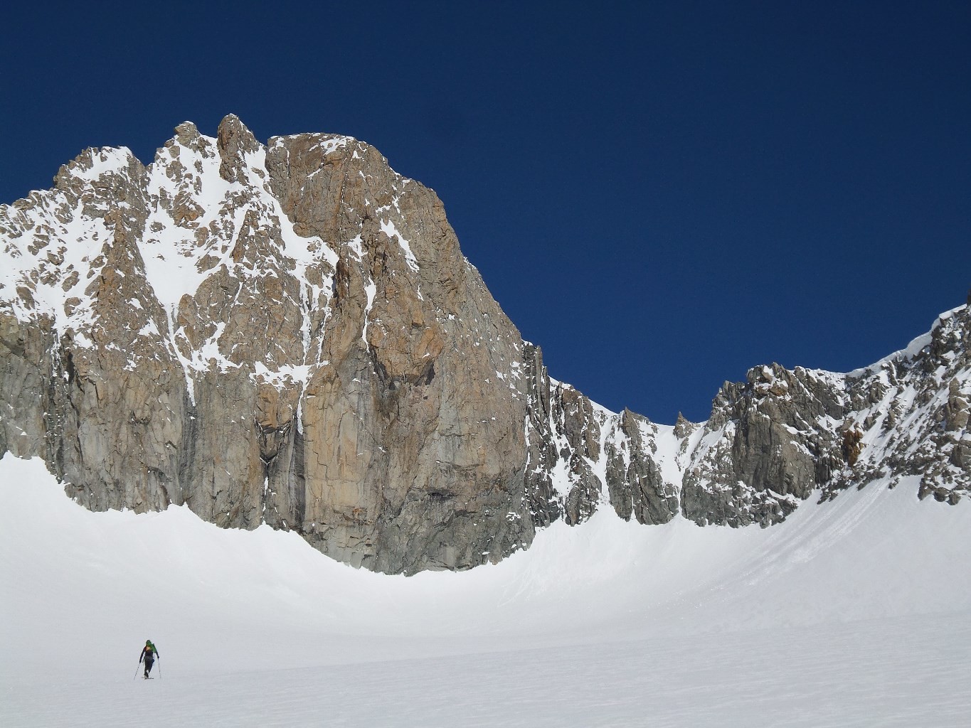 On suite le couloir de droite pour atteindre le col