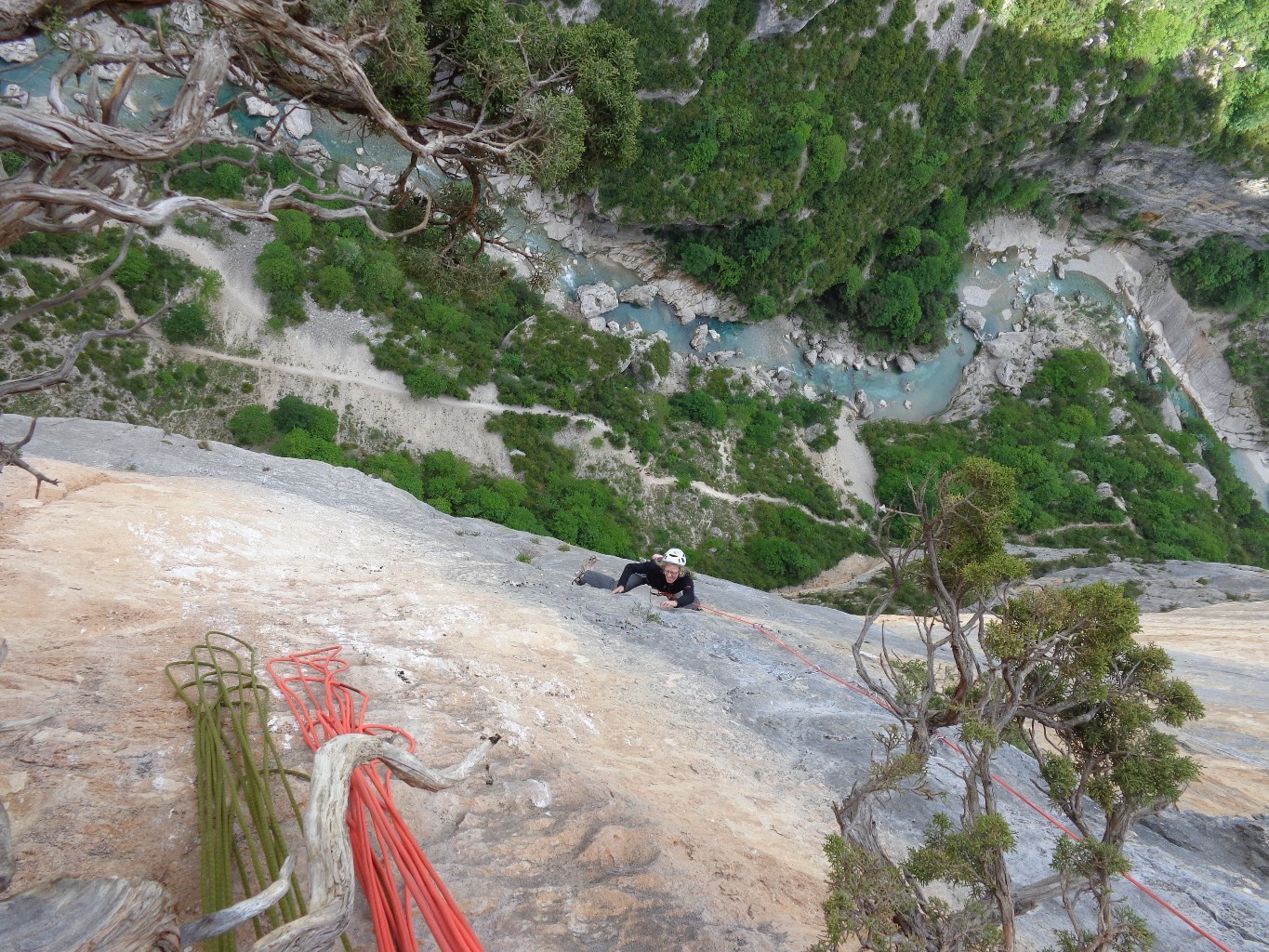 Mel s'approche dangereusement du crux en 7b