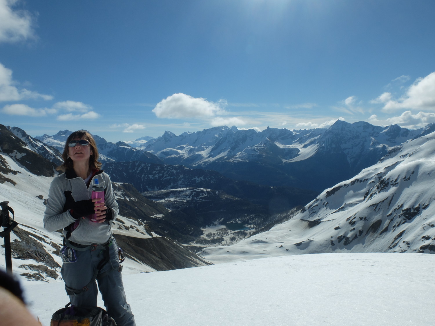 astrid si disseta al cospetto delle cime della bassa Engadina