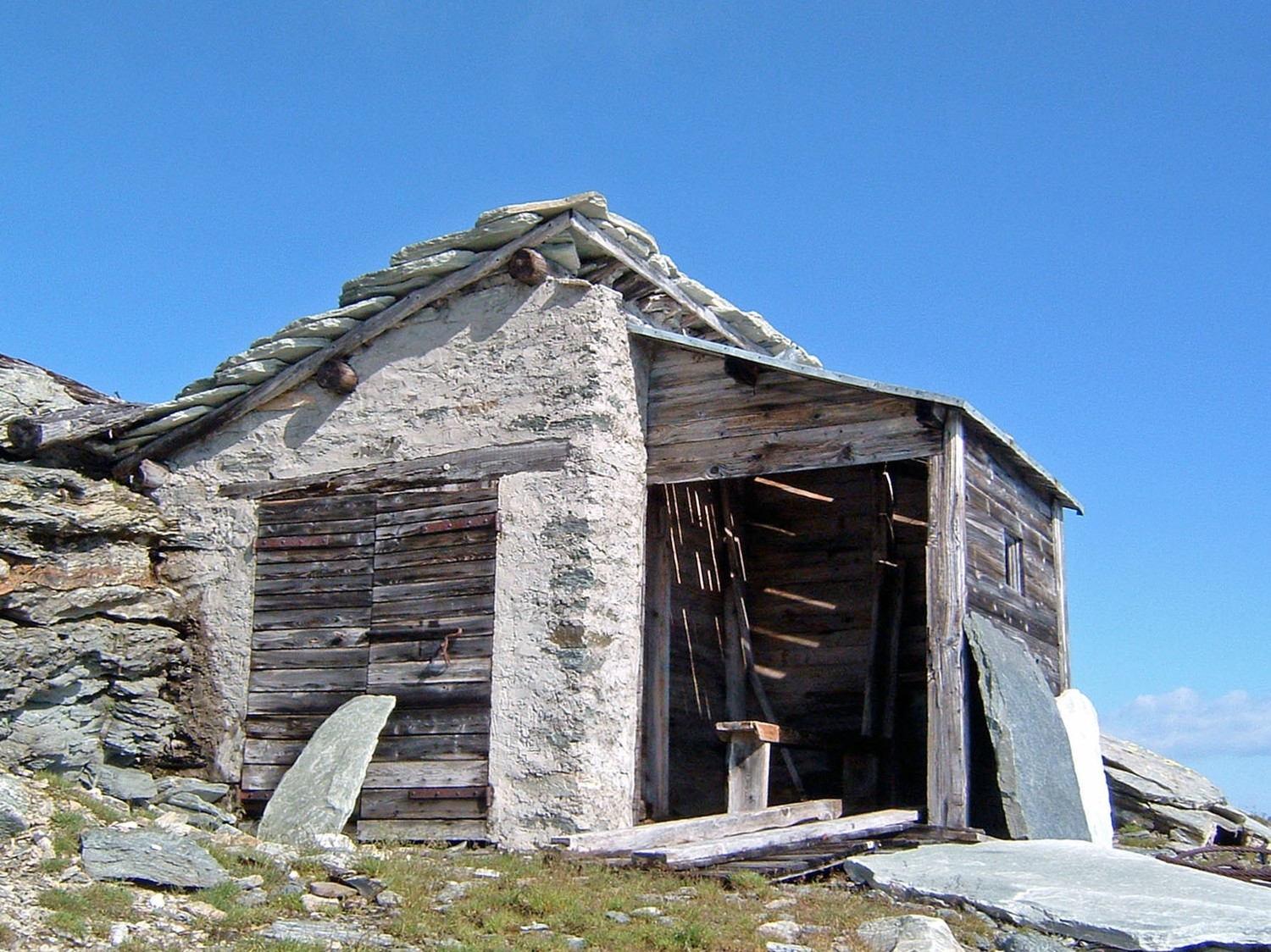 Cima de Verchenca; estate 2003. Il "Baitel dei Piodari", a quota 2750 m!!! La "Beola", magnifica quarzite verde...