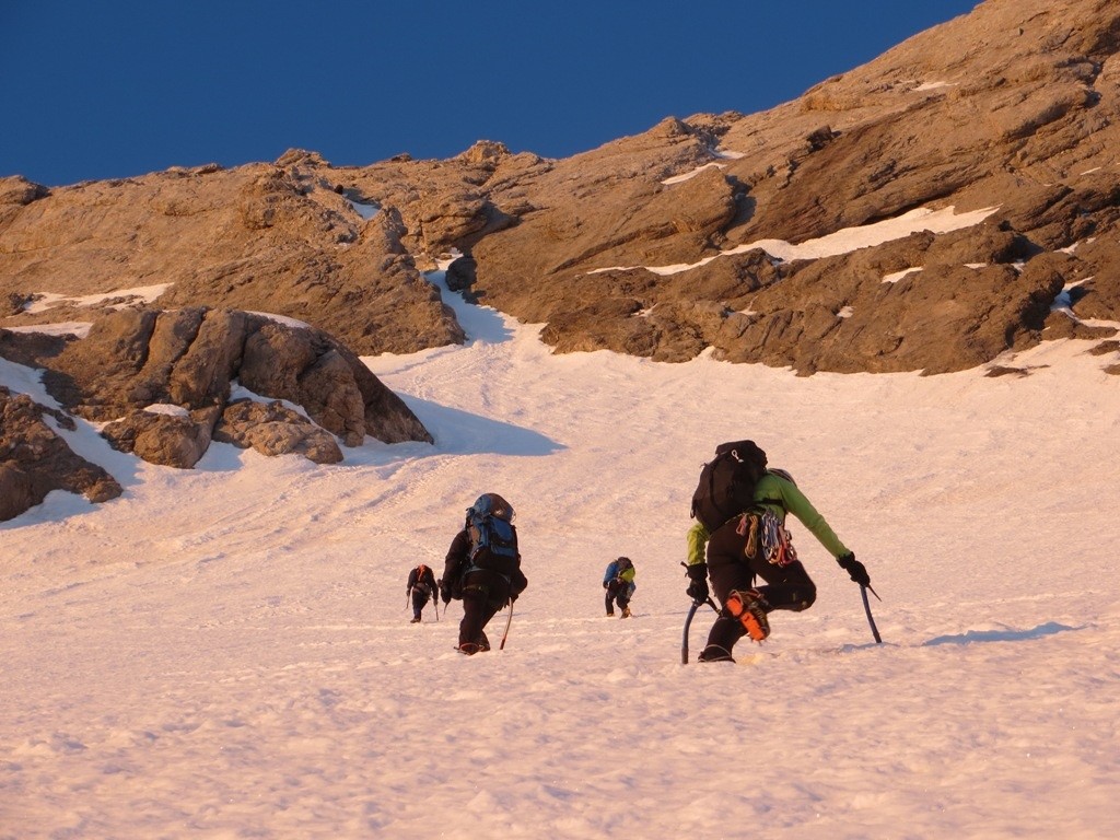 Sous la cheminée de sortie, éclairée des premiers rayons