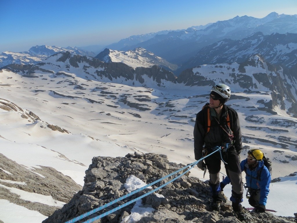 Sortis du couloir, coup d'œil sur le sommet tout proche