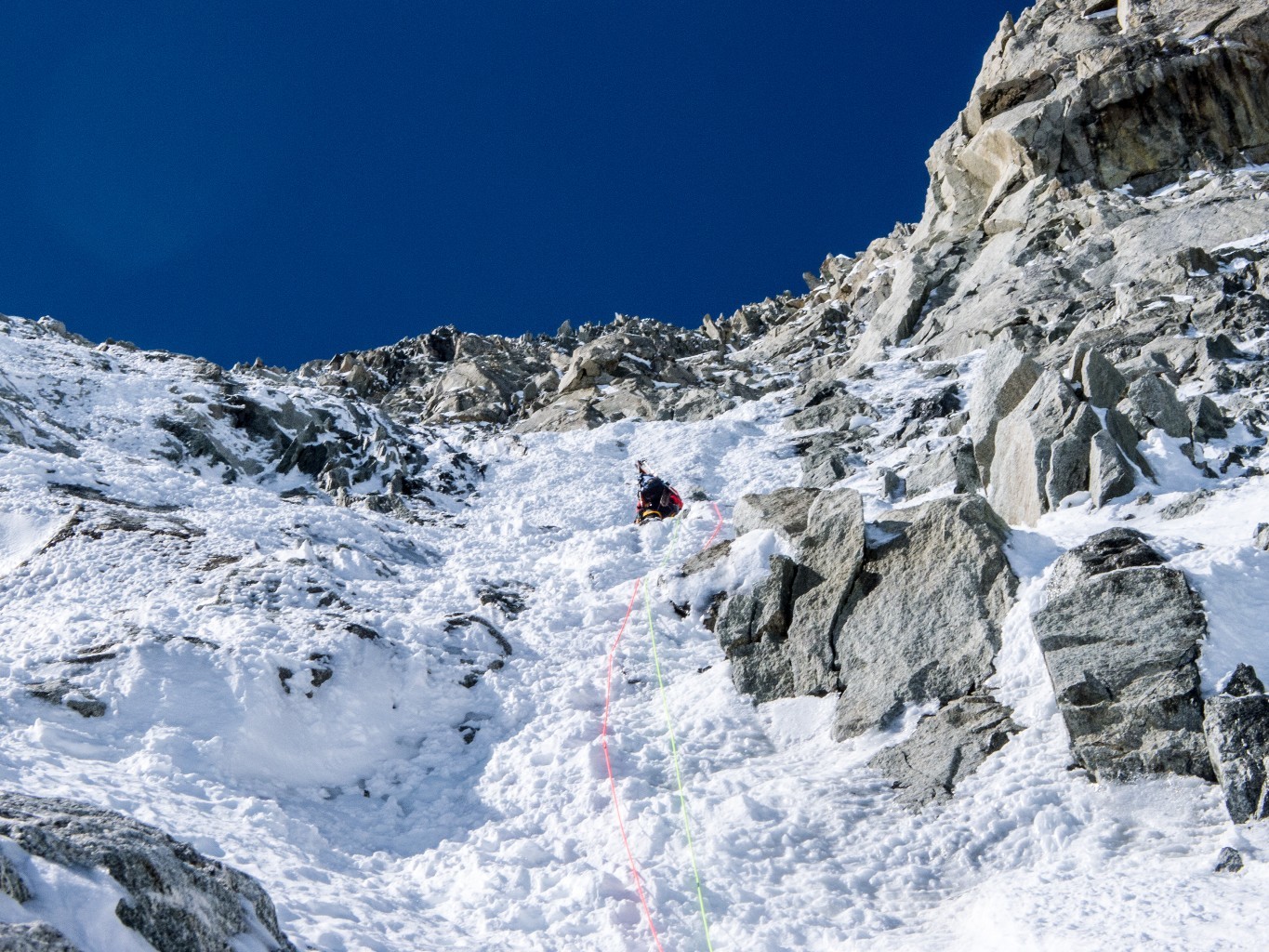 Ca continu à grimper, trop peu e glace pour protéger