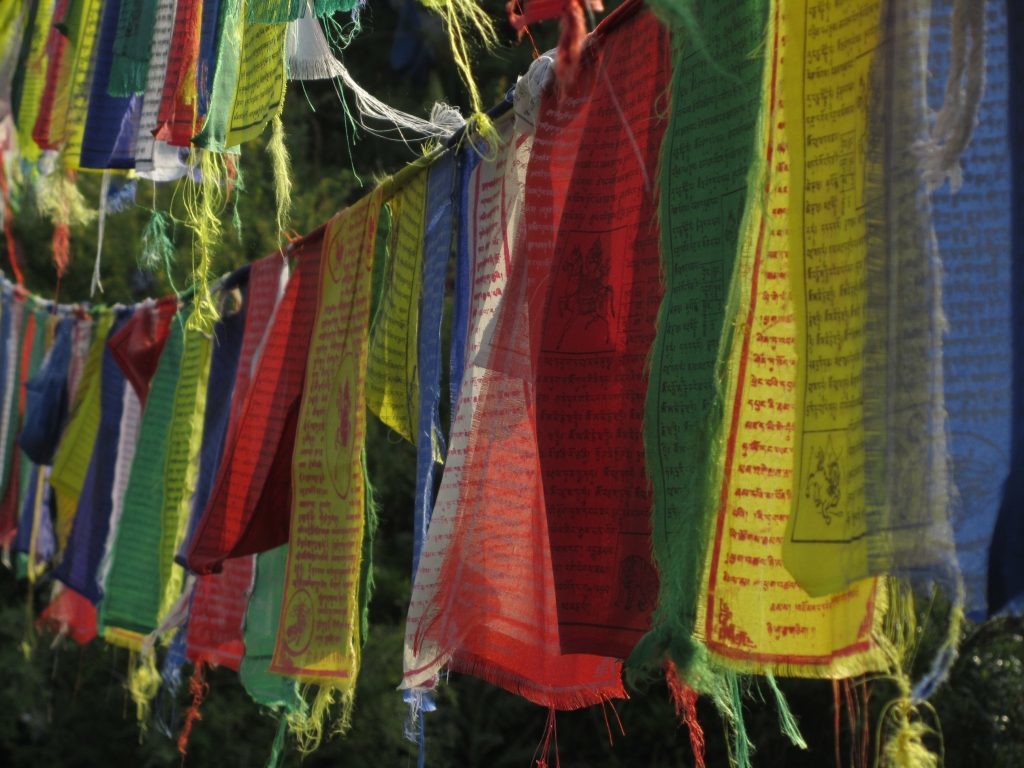 Drapeaux tibétains près de Gallu Temple