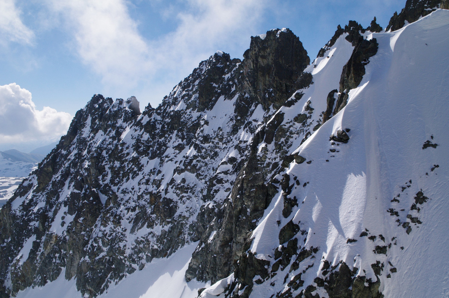 Jolie perspective sur l'arête N de l'aiguille d'Olle