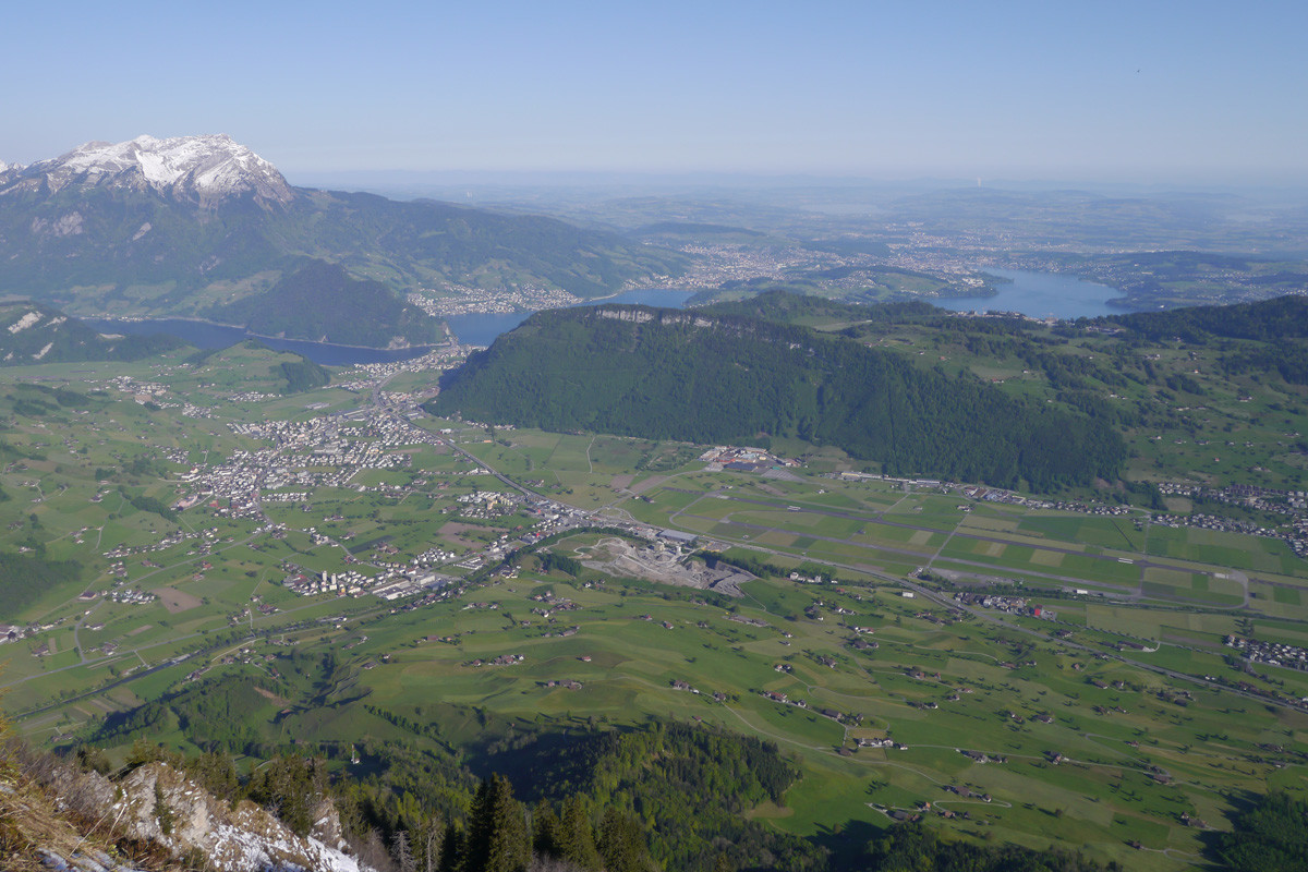 La montagne Pilatus et la piste du constructeur d'avion Pilatus.