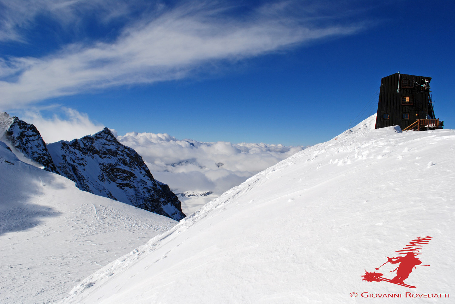 La Capanna Regina Margheria 4554m con la Nordend 4609m e Dufour 4634m
