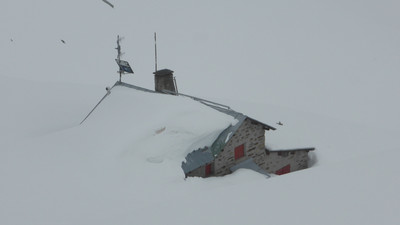 Refuge Carate sous la neige Refuge Carate sous la neige