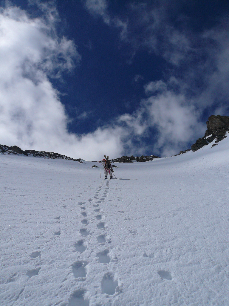 Longue remontée du couloir, le haut semble s'éloigner sans cesse