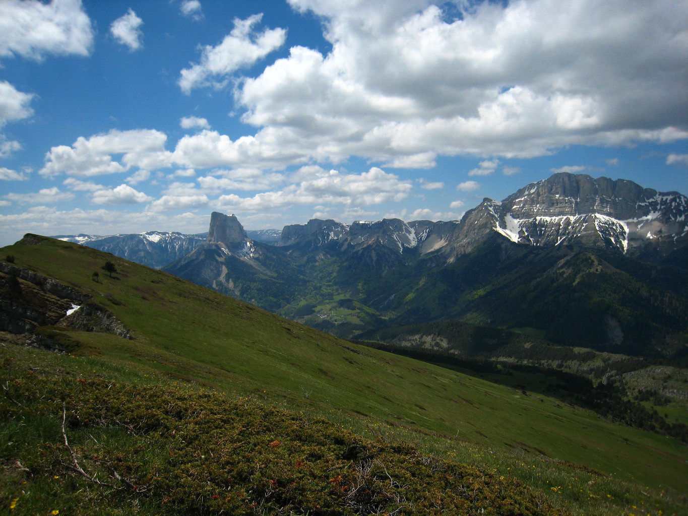 Crêtes du Rocher du Baconnet sur fond de Mont Aiguille et de Grand Veymont