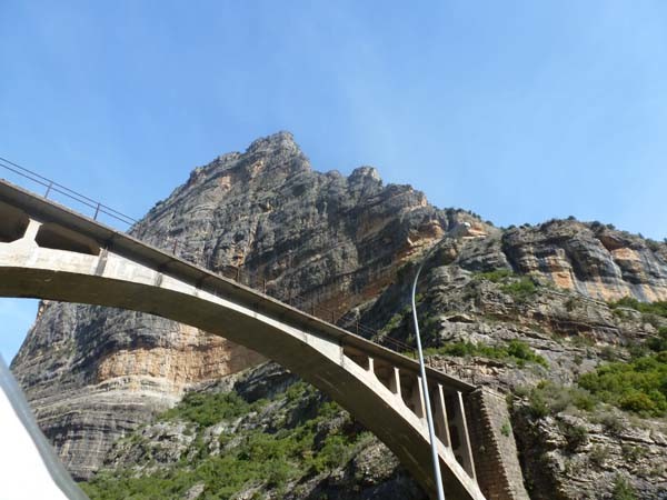 Roca Régina depuis la route . L'arista Ribes-Vidal est l'arête de droite