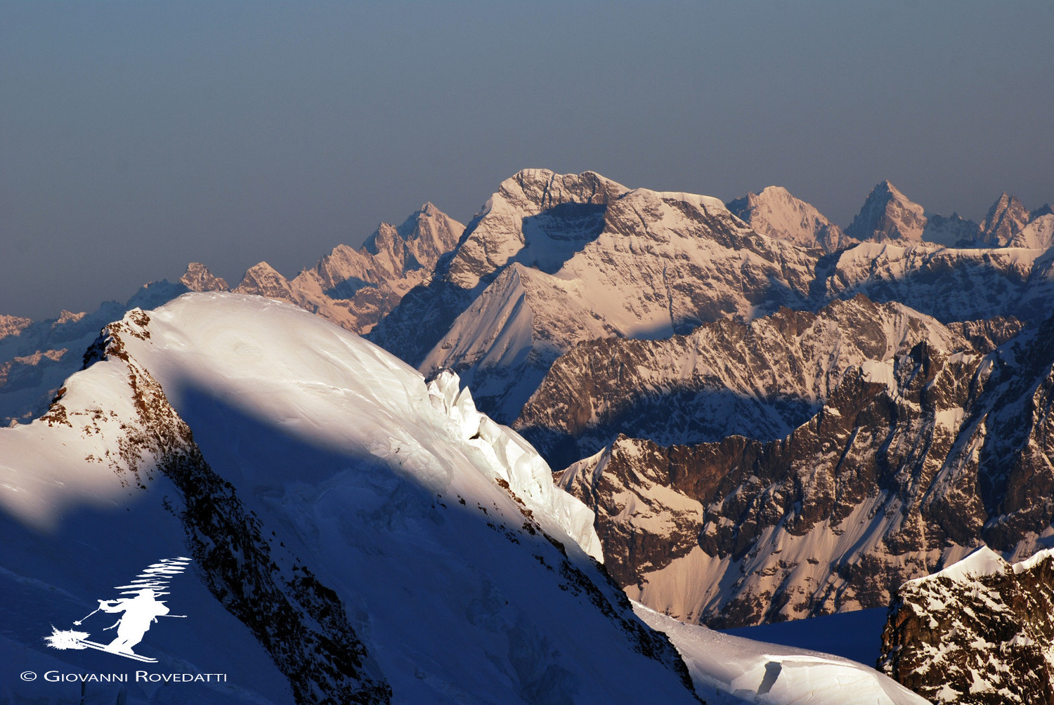 Il Liskamm Occidentale 4480m con vista verso il Grand Combin 4314m, dalla Punta Gnifetti 4554m