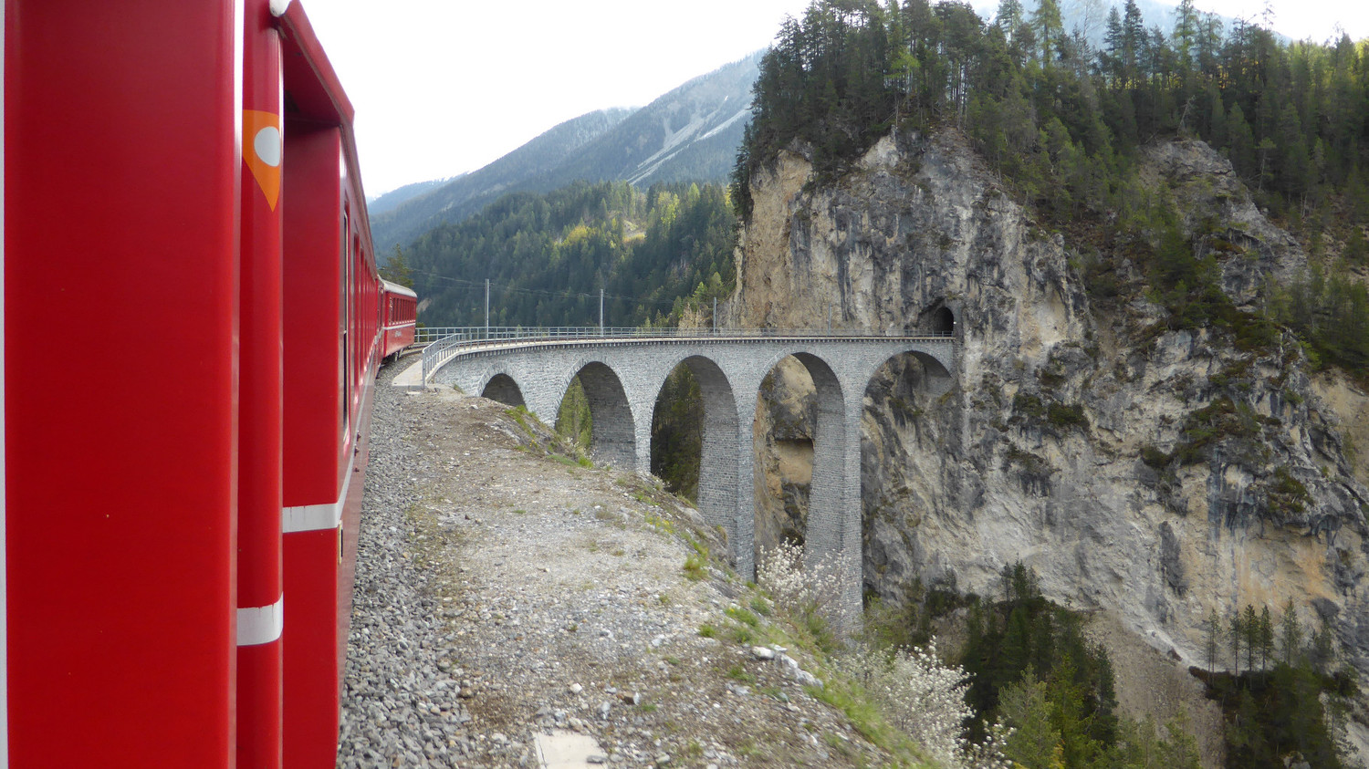 Beau viaduc sur la ligne touristique Bernina Express