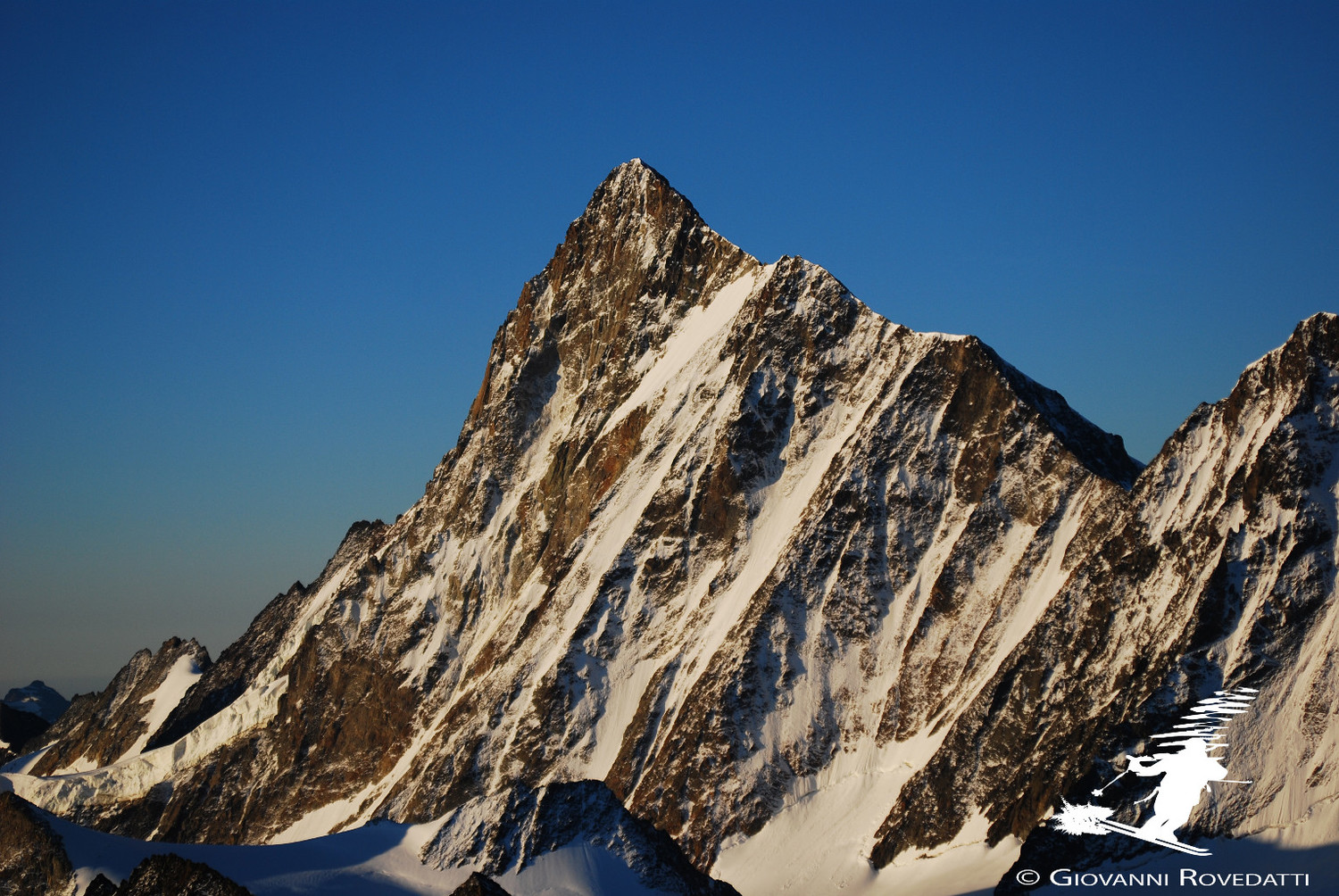 Il Finsteraarhorn 4274 m salendo allo Schreckhorn.
