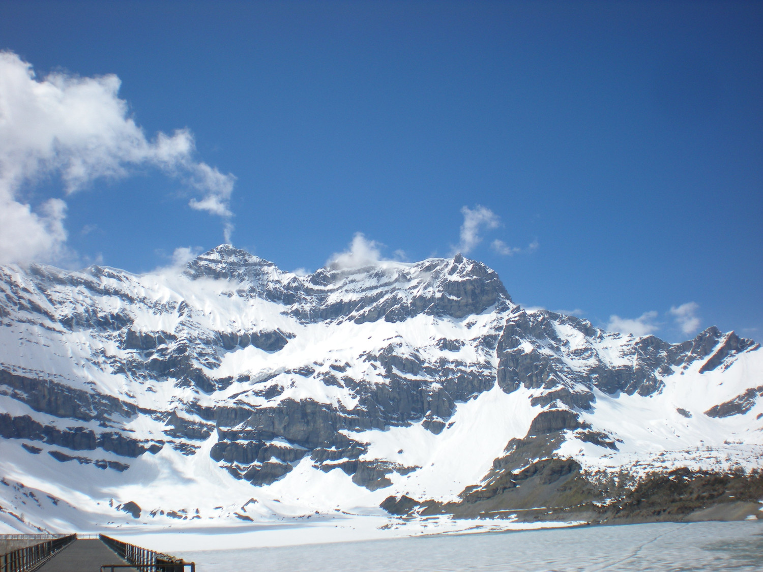 La Tour e il Dome Salliere,l'Eglise e all'estrema destra il Col de Susanfe dal lago Salanfe.
