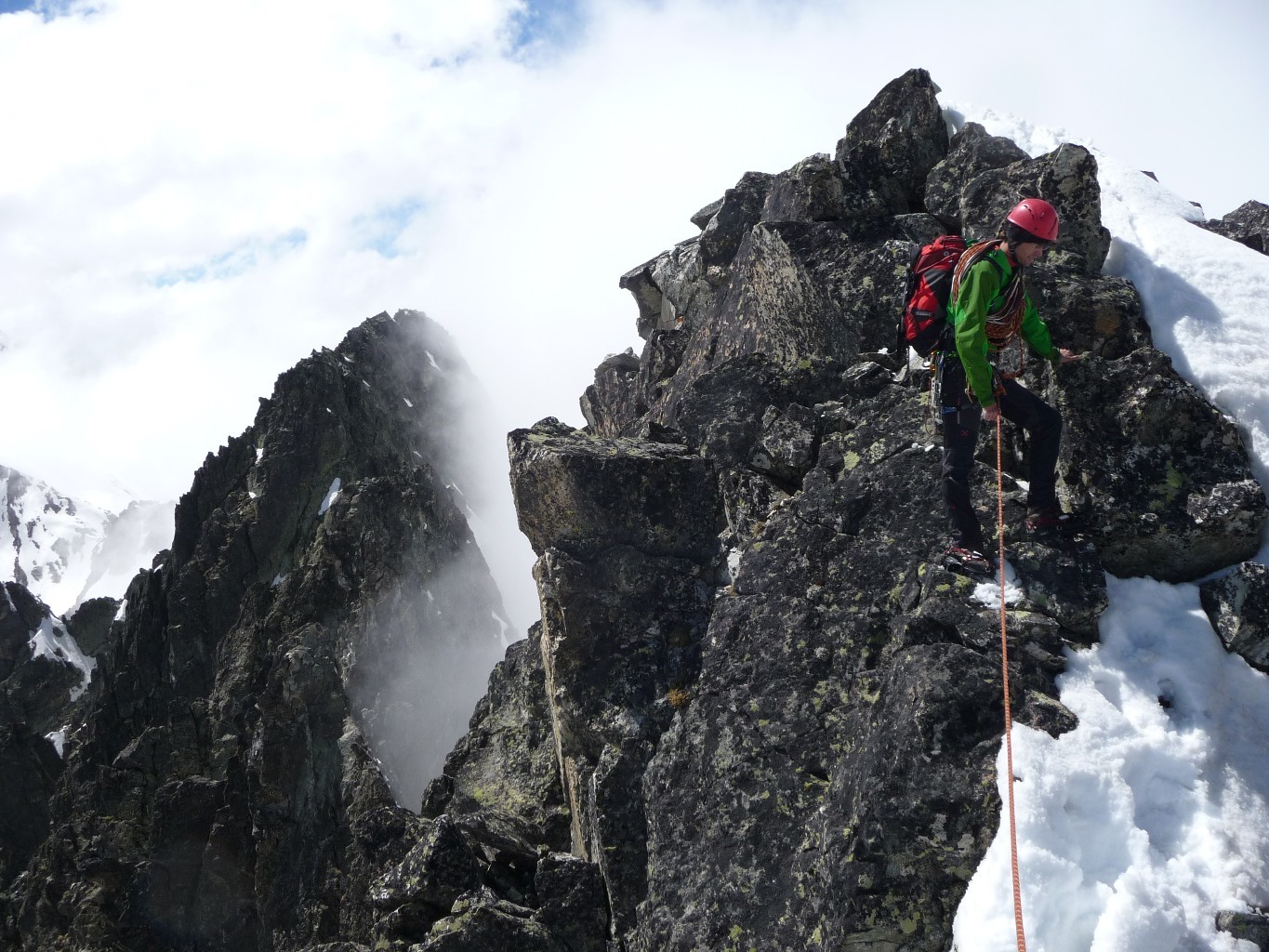 La brume reste au nord des Aiguilles