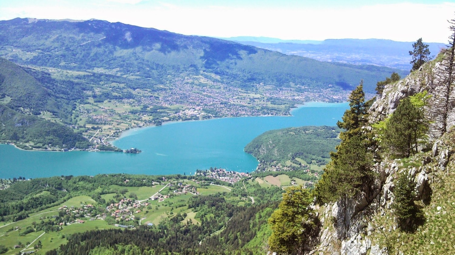 Belle vue sur le lac depuis la paroi.