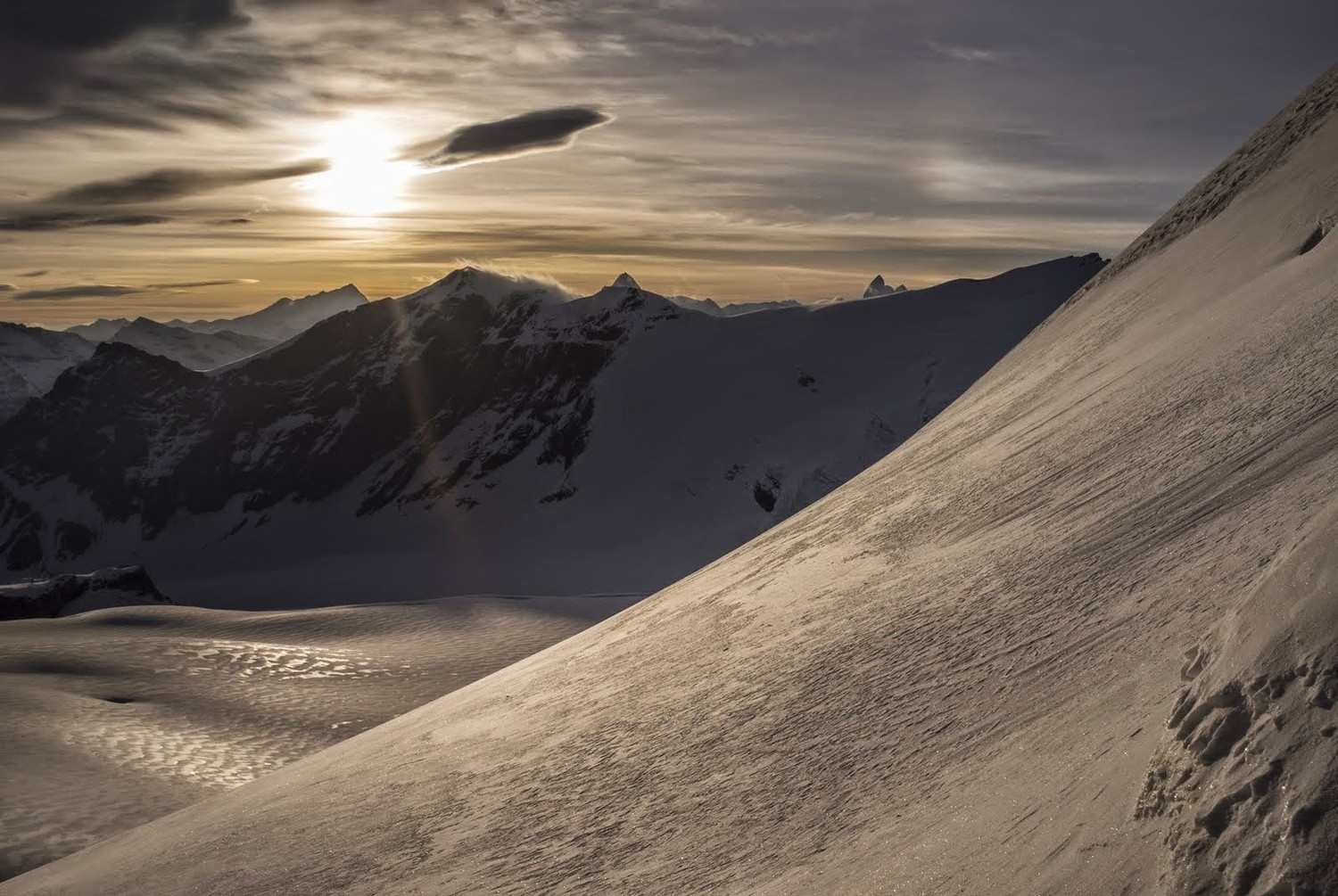 Le soleil se lève sur le Glacier de Corbassière