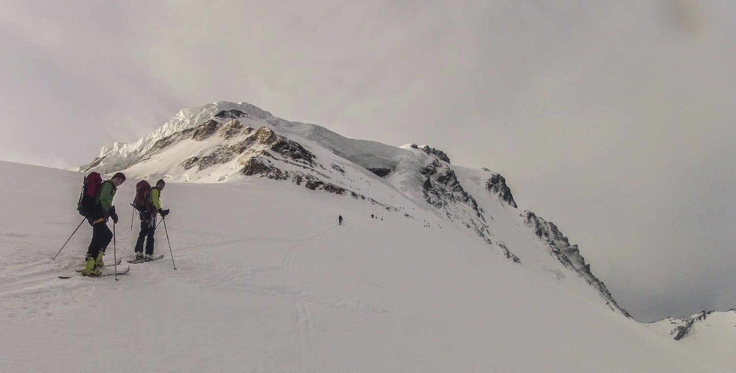 Il y a du monde dans le couloir du Gardien