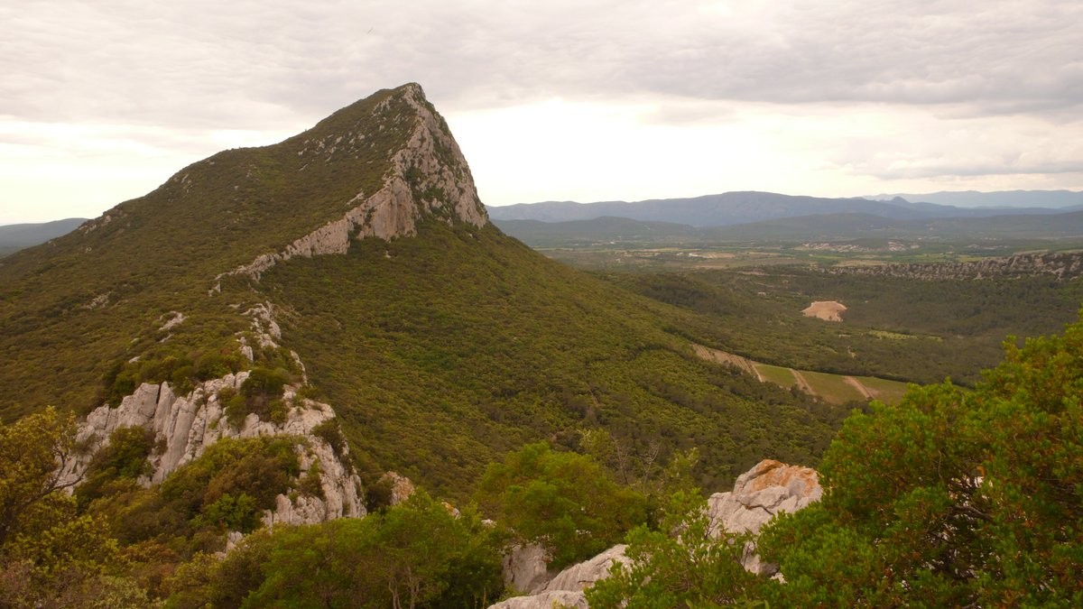 Arête de Montferrand au 1er plan, suivie du Pic St Loup et son arête Est.