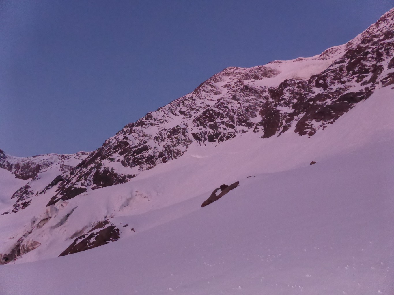 Premières lueurs sur la face E du Weissmies