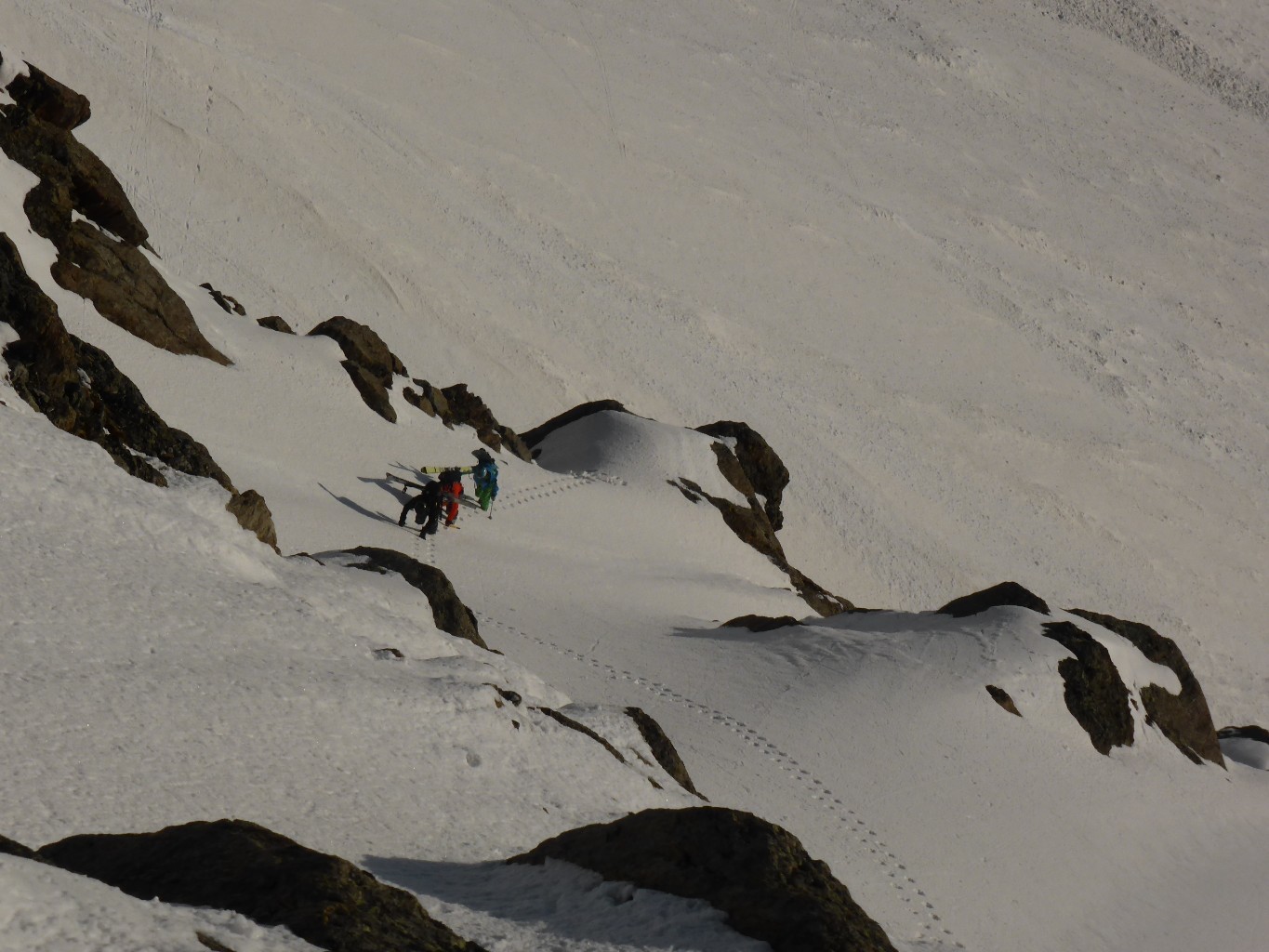 On chemine au mieux au-dessus du couloir d'attaque pour accéder au couloir NE