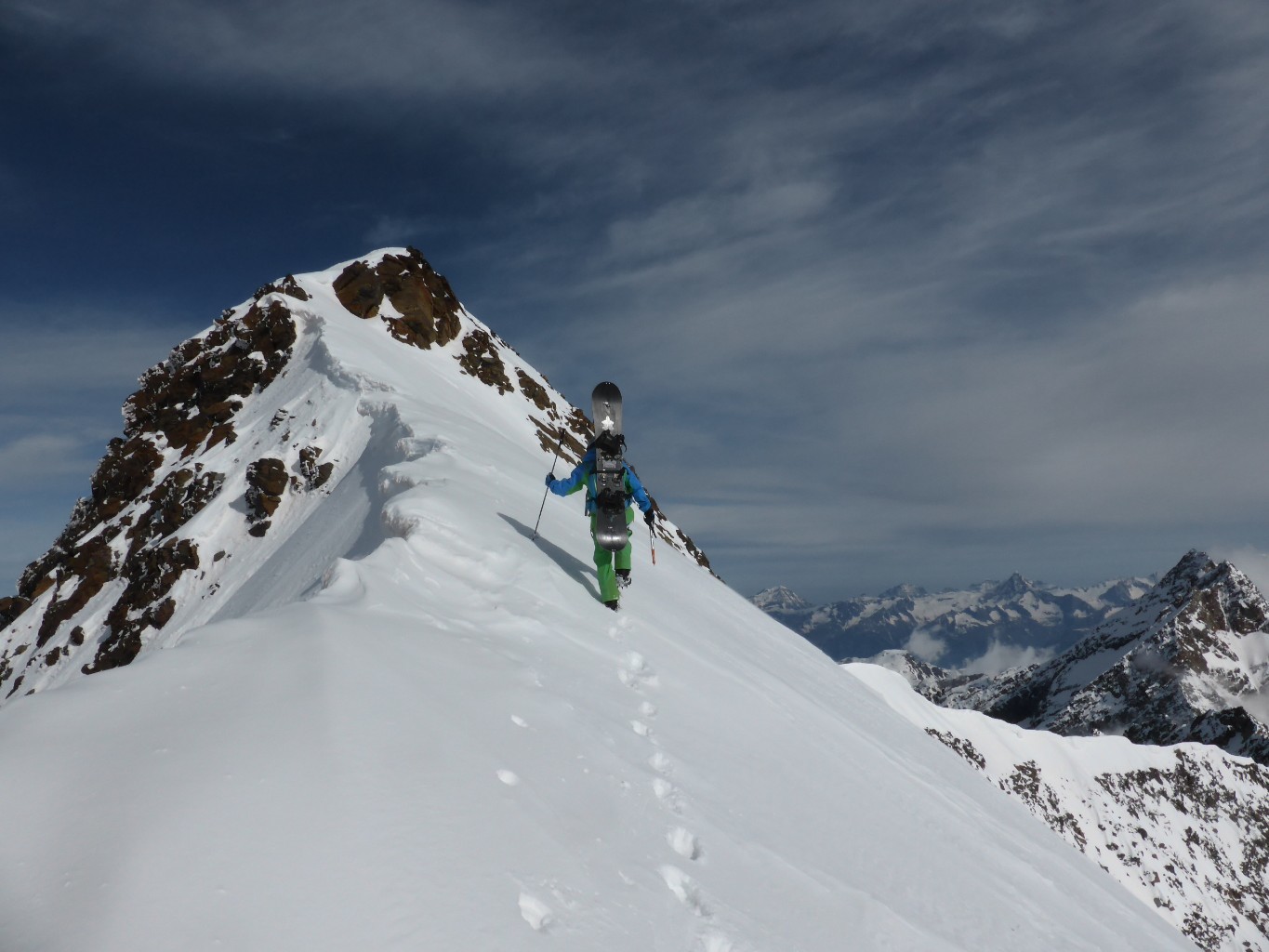 ...avant de passer en tête pour tracer l'arête sommitale.