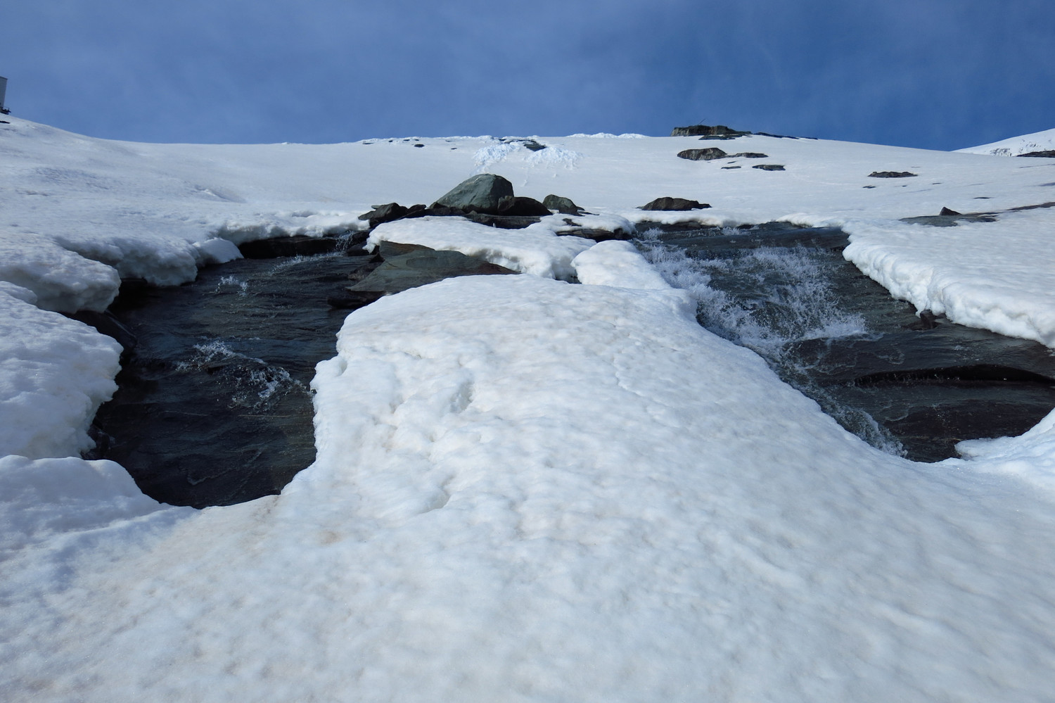 Fonte active sur dalles glaciaires