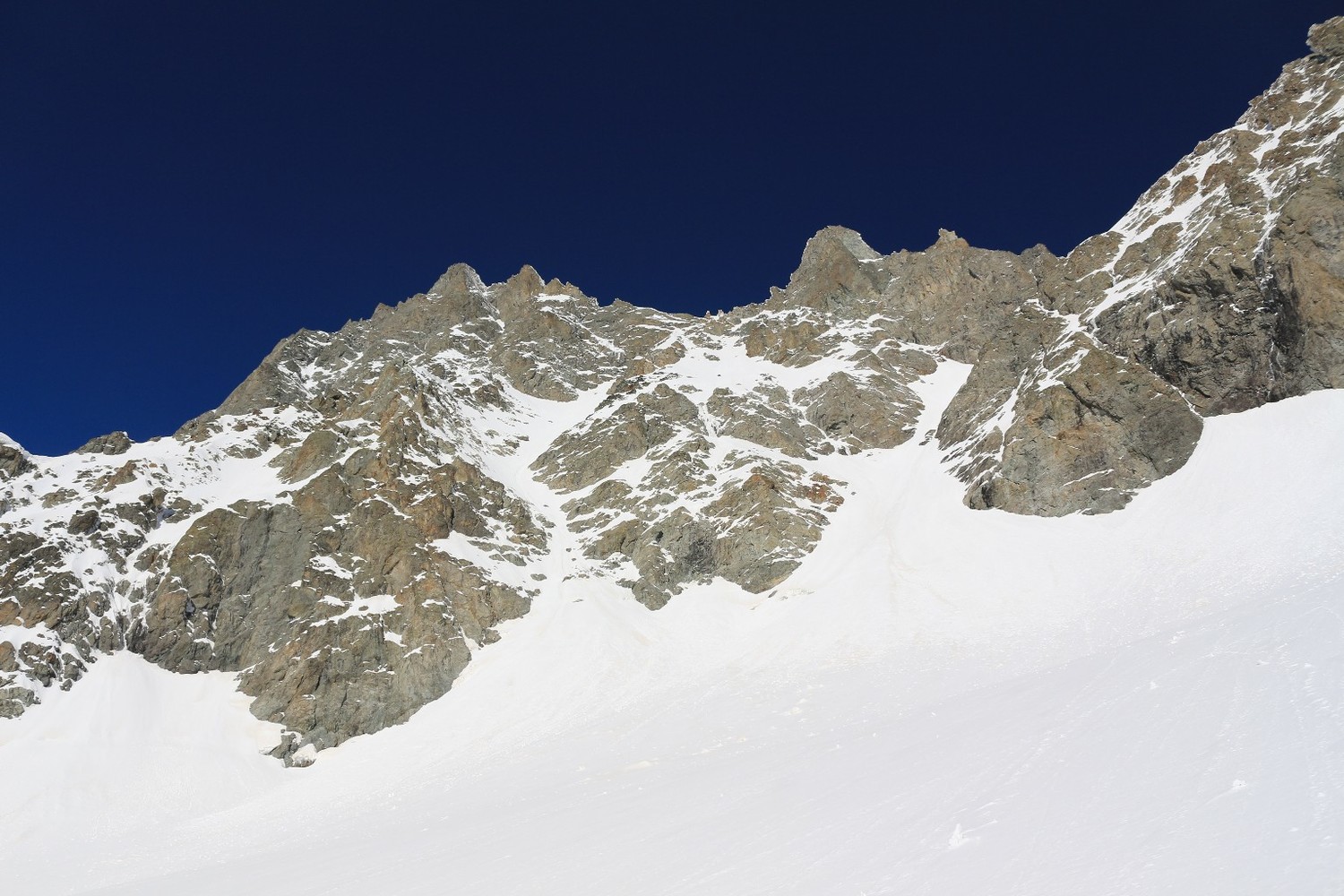 Arrivée au pied de la face E de la Brèche des Sagnes