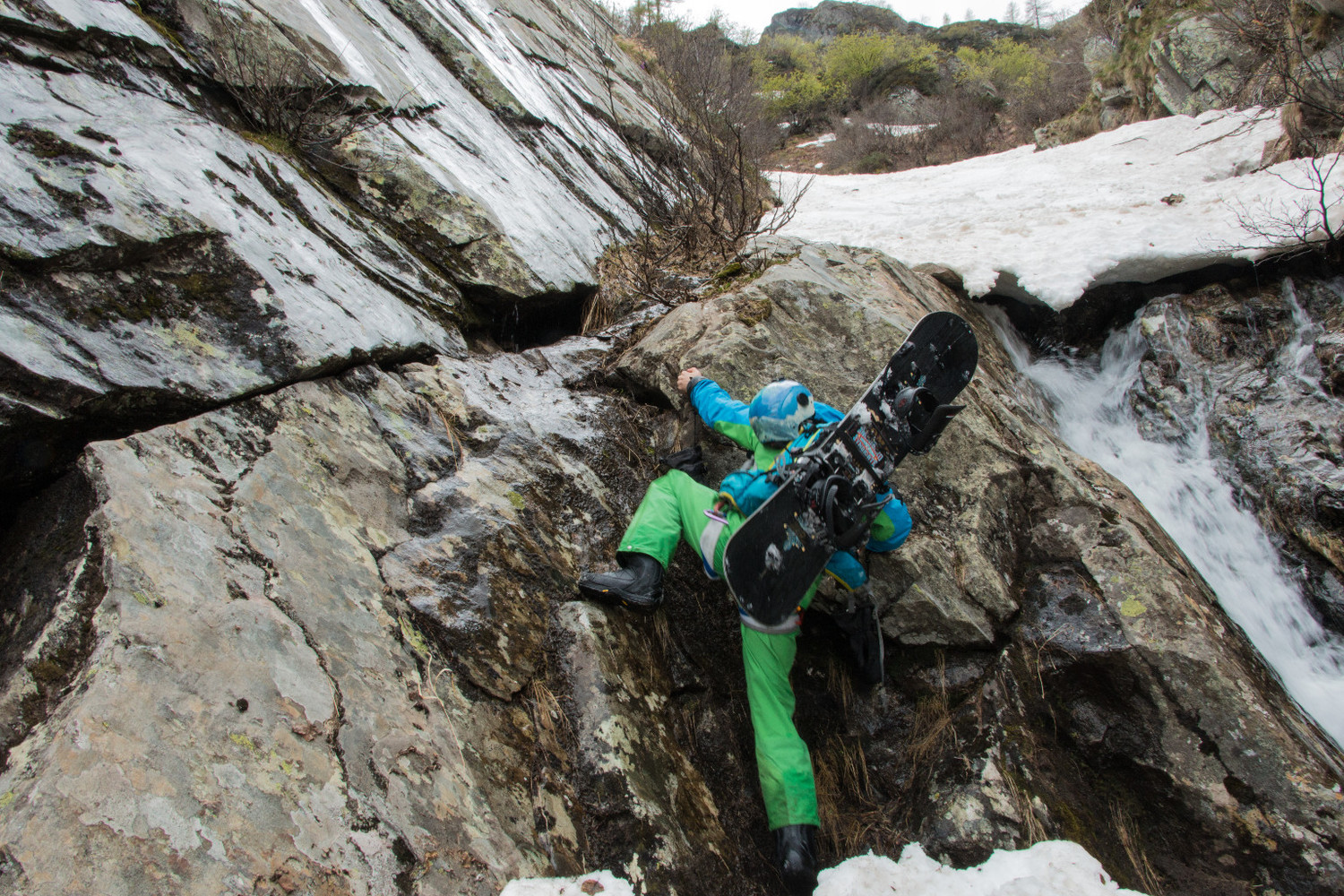 Surfeur-grimpeur en action