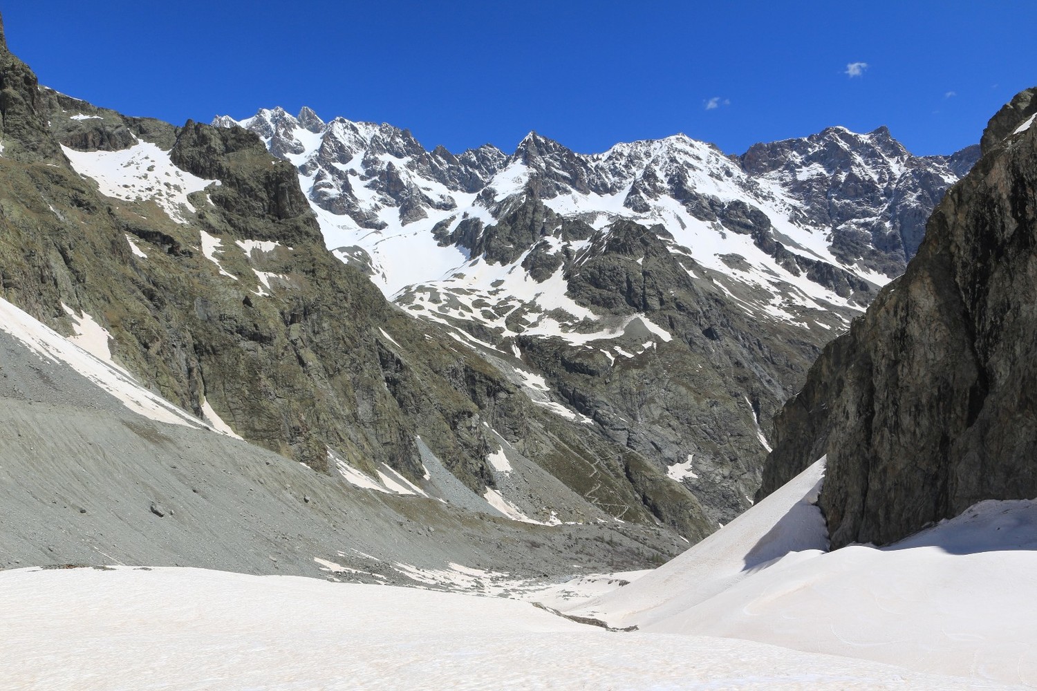 La partie basse du glacier Noir, encore bien enneigée