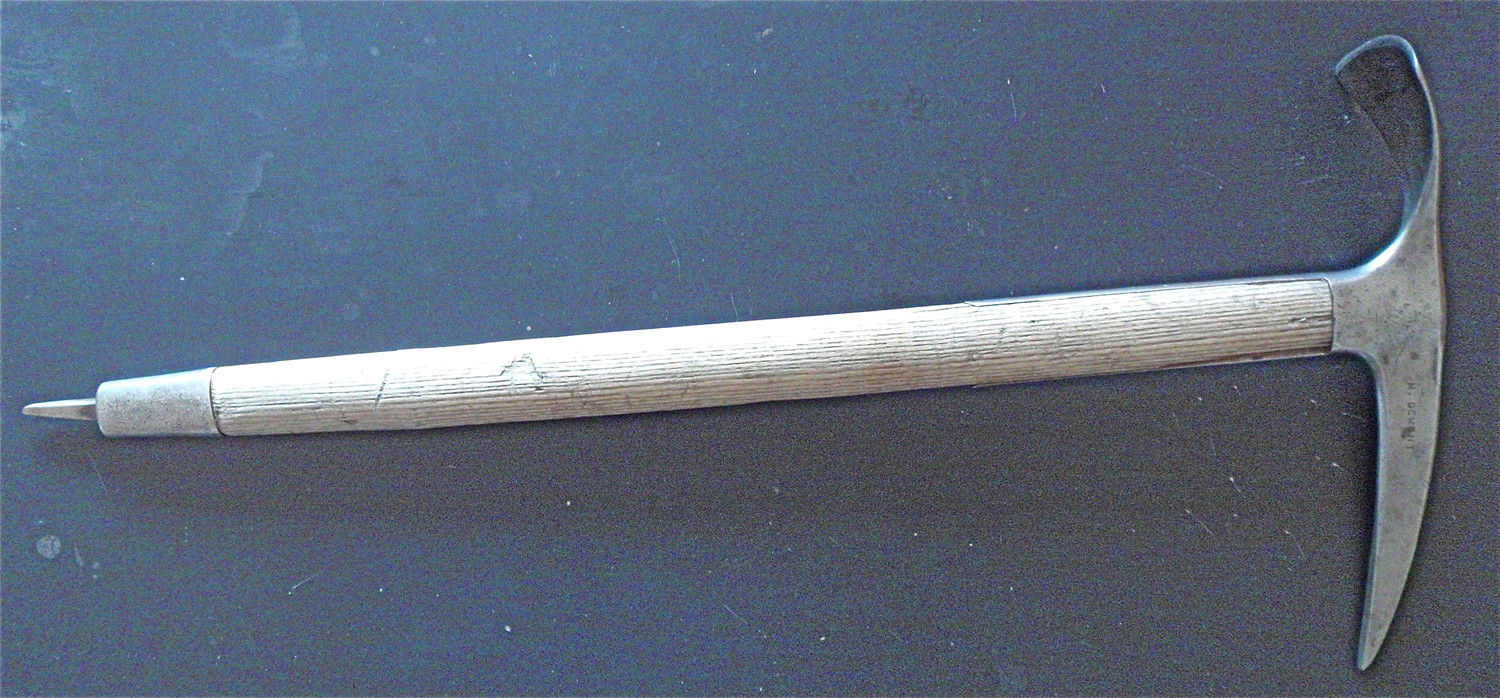 Le piolet droit manche en bois des années 1960