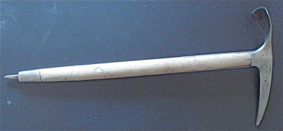 Le piolet droit manche en bois des années 1960 Le piolet droit manche en bois des années 1960