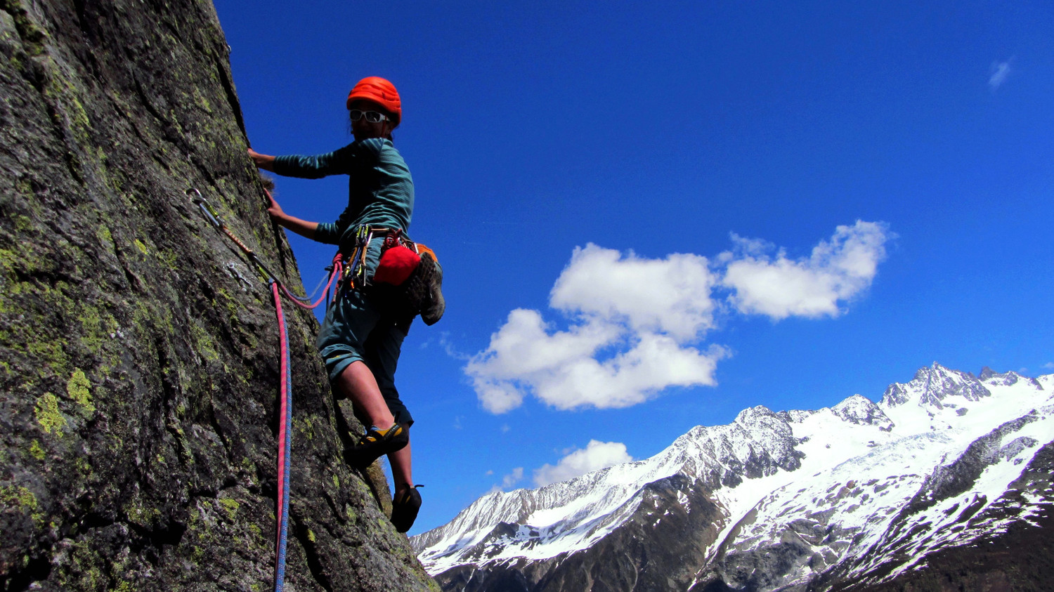Traversée sur fond enneigé