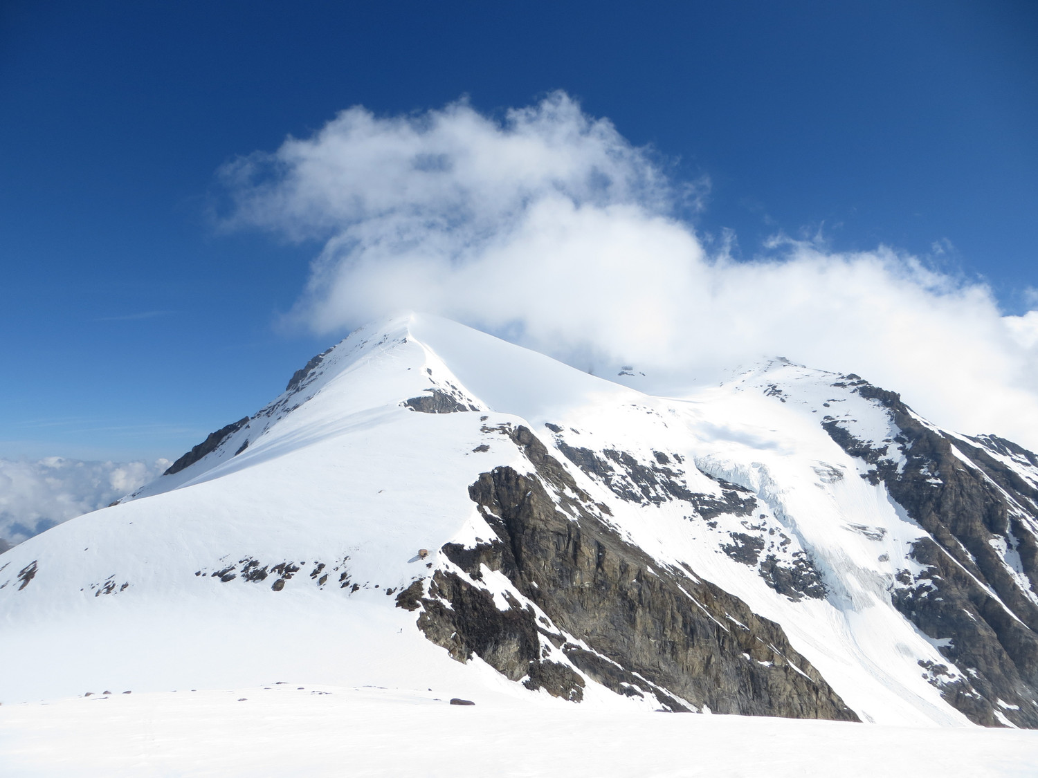 Klockerin in the clouds, Gruberscharte and the orange hut below