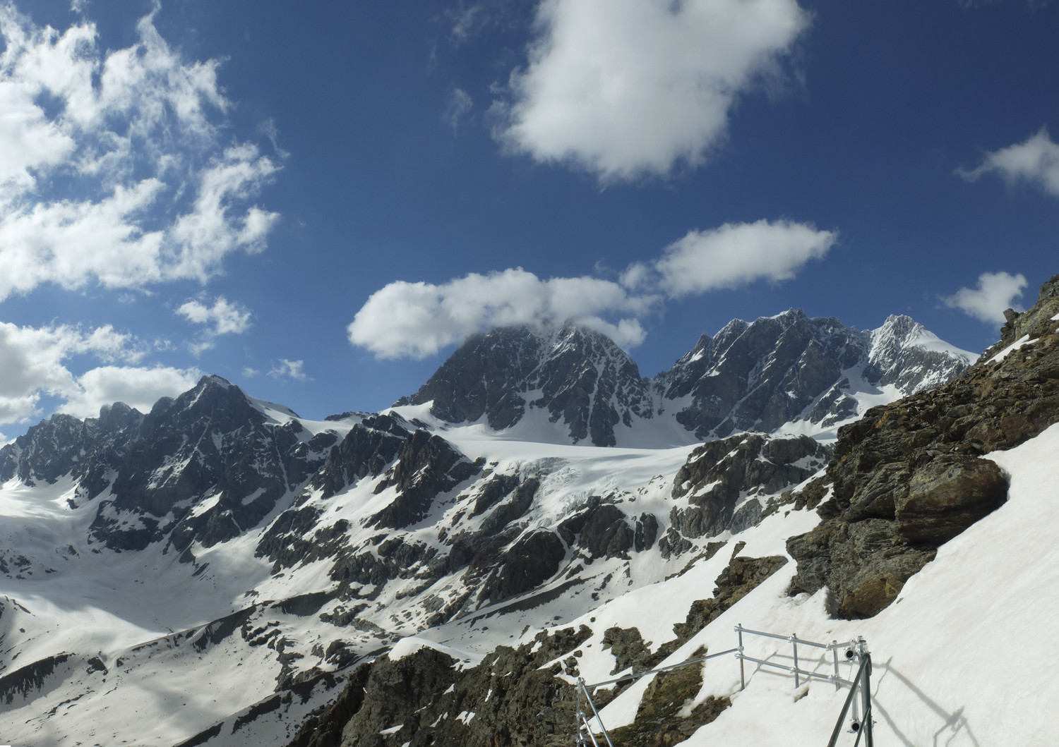 sguardo sul Pizzo Sella e il Piz Roseg