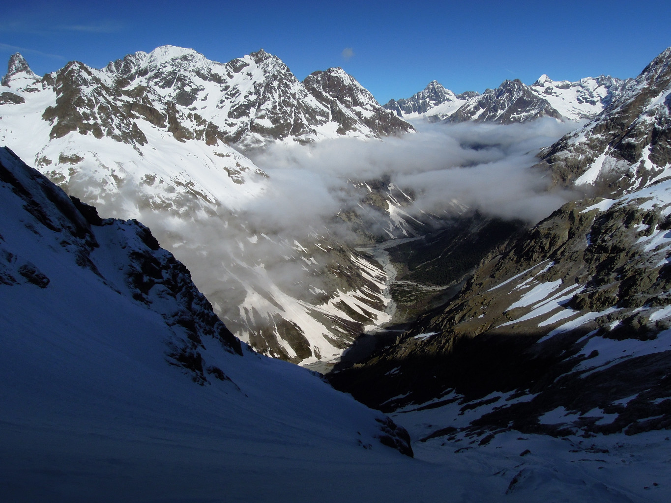 Le brouillard se dissipe, laissant entrevoir la vallée bien déneigée...