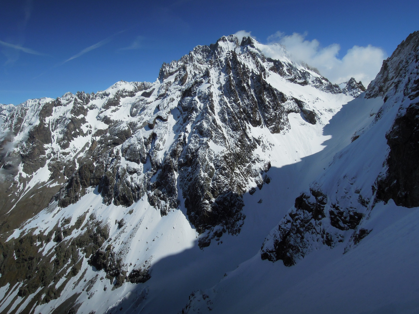 Au fond, la Barre et le Dôme, à droite le col de Coste Rouge
