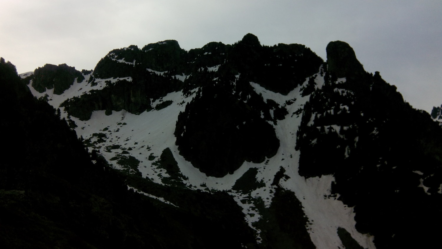 Le Pic Chauvin à droite et son couloir NW