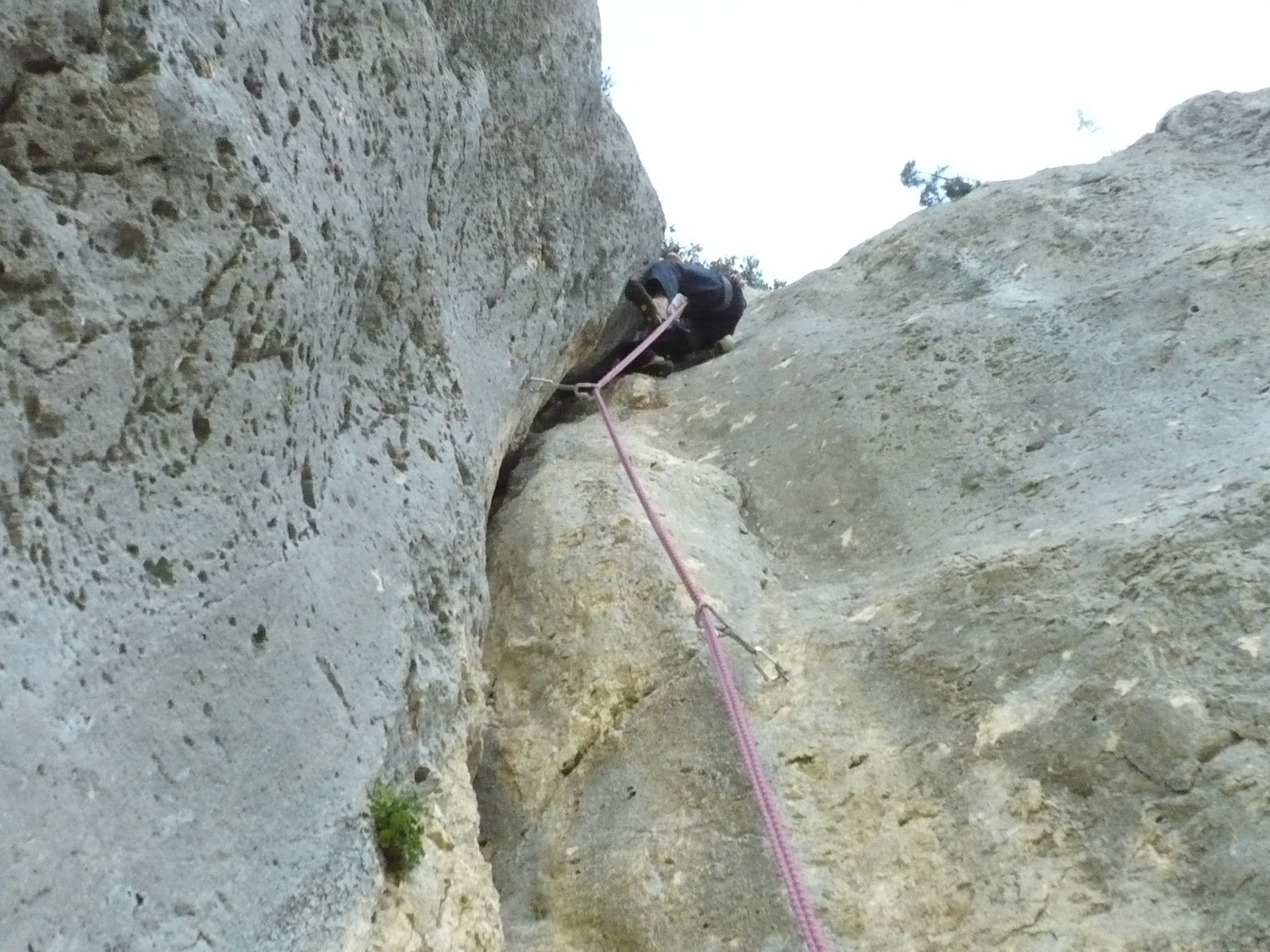 qui termine presque en renfougne (mais on reste dehors).