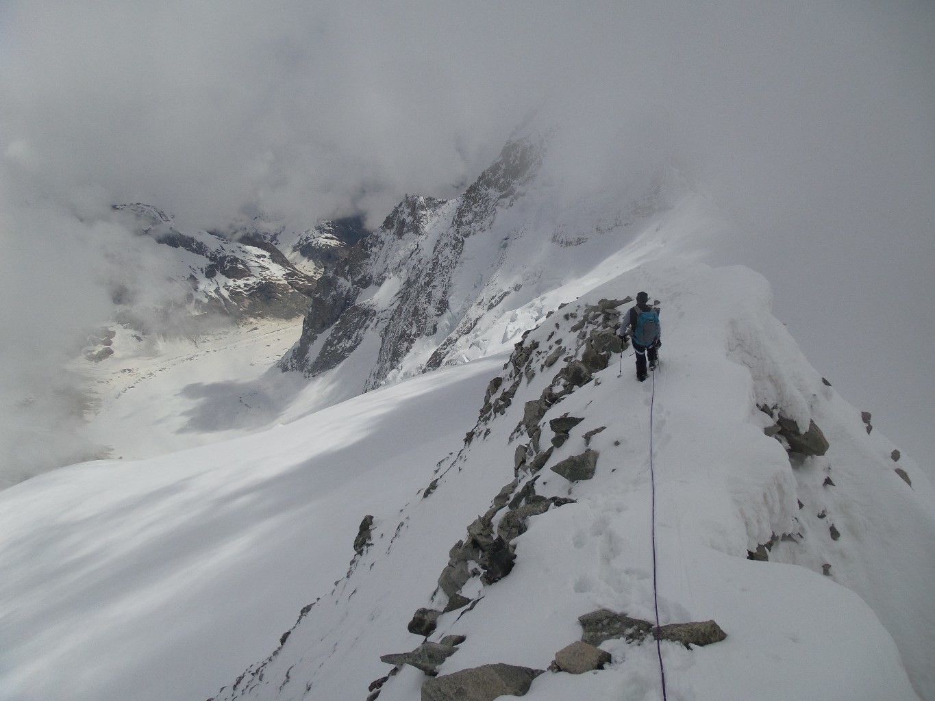 Sur l'arête sommitale