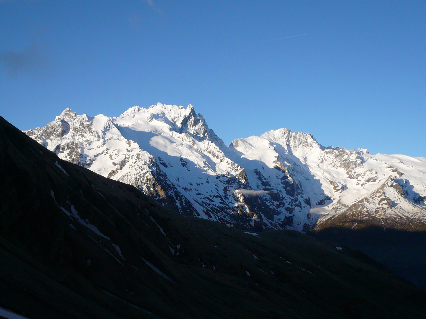 Montée au petit matin, on a la vue dans le dos alors on se retourne