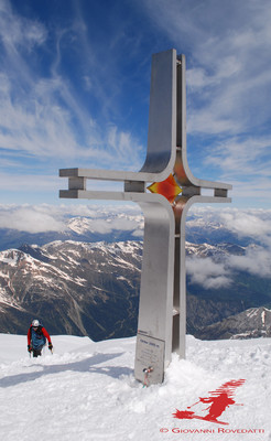 Alpinista Arriva in cima all'Orltes dopo aver scalato la N Alpinista Arriva in cima all'Orltes dopo aver scalato la N