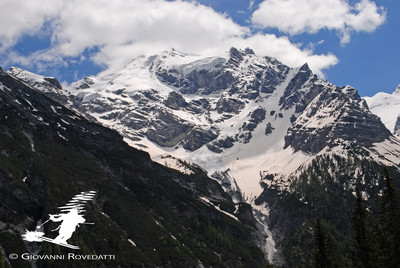 L'Ortles 3905m con parte dell'itinerario sciistico dalla strada dello Stelvio L'Ortles 3905m con parte dell'itinerario sciistico dalla strada dello Stelvio
