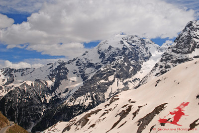 L'Ortles 3905m con parte dell'itinerario sciistico dalla strada dello Stelvio L'Ortles 3905m con parte dell'itinerario sciistico dalla strada dello Stelvio