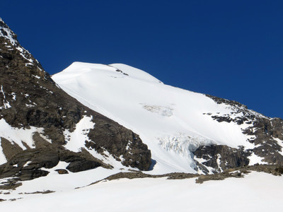 Grosser Bärenkopf, and down ski tracks (behind the rocks on the left, in front of the seracs)