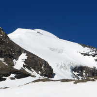 Grosser Bärenkopf, and down ski tracks (behind the rocks on the left, in front of the seracs)