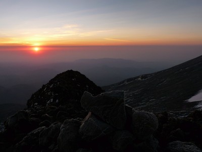 Levé de soleil au sommet du Sarcofago 5100m, après la montée par la longue arête NNW