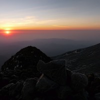Levé de soleil au sommet du Sarcofago 5100m, après la montée par la longue arête NNW